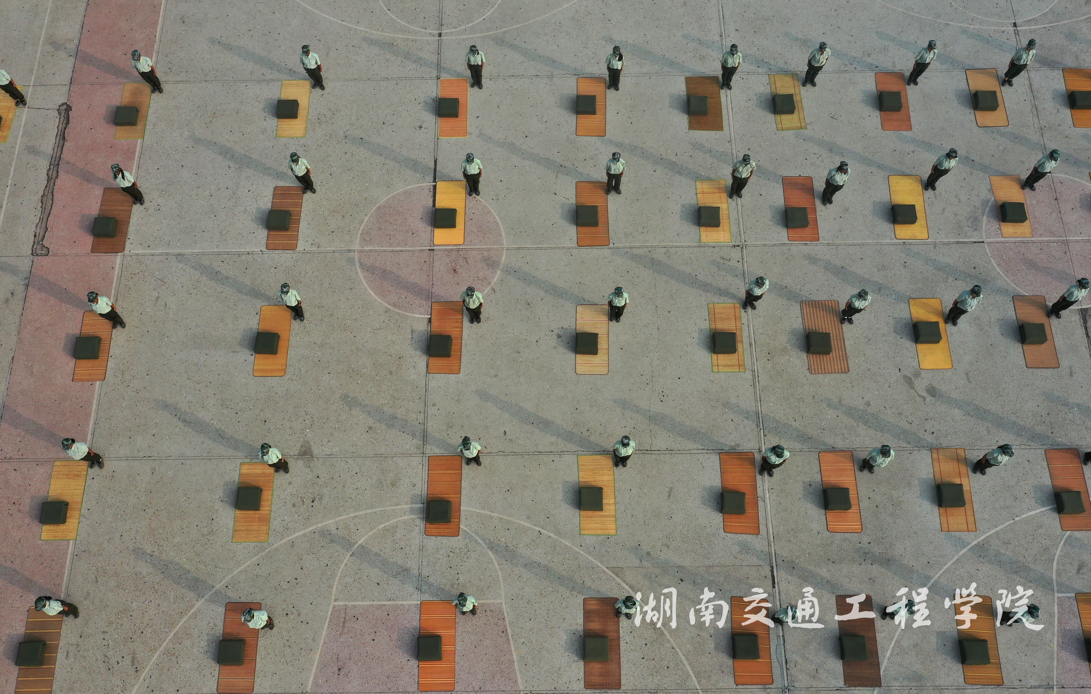 9月15日，在湖南省衡阳市beat365手机版官方网站球场，学校2019级新生在进行叠被子比赛。 (3).JPG